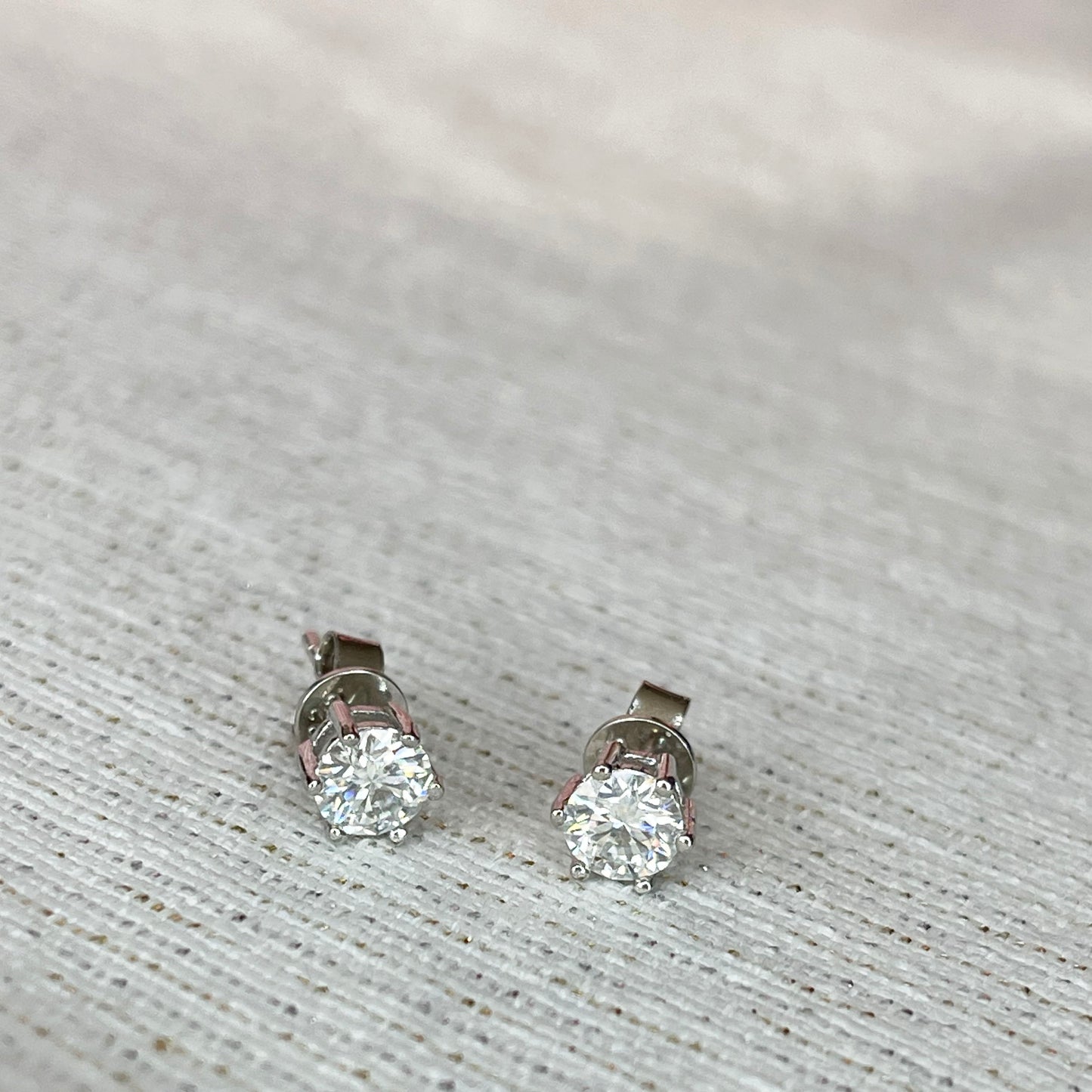 Earring Studs with Round Brilliant Cut